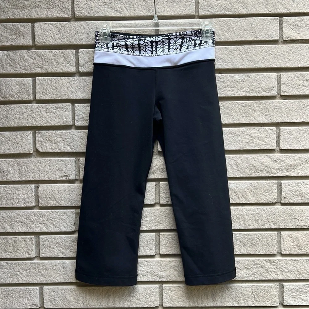 Lululemon Groove Crop Black / White Black Glacier Lace *Reversible Size 2 - Picture 4 of 14
